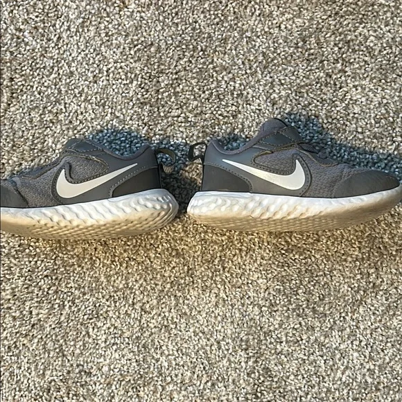 Nike Gray and White Sneakers with Velcro Closure - Picture 10 of 11